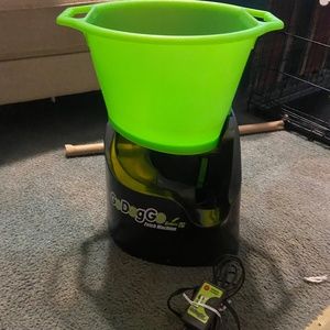 Auto ball launcher for dogs comes with remote and 3 furring modes and 3 Distance